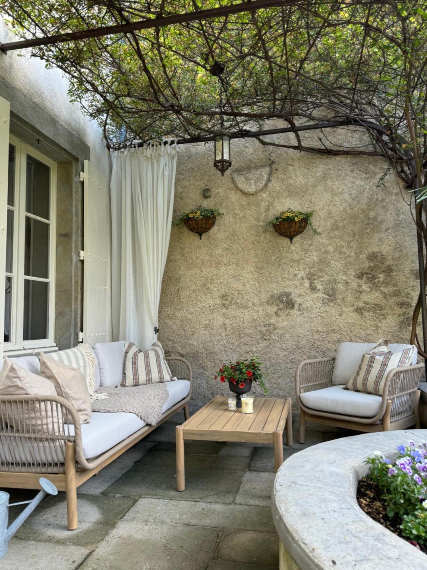 Bed and Breakfast Le Patio Des Senteurs Verzeille Exteriér fotografie
