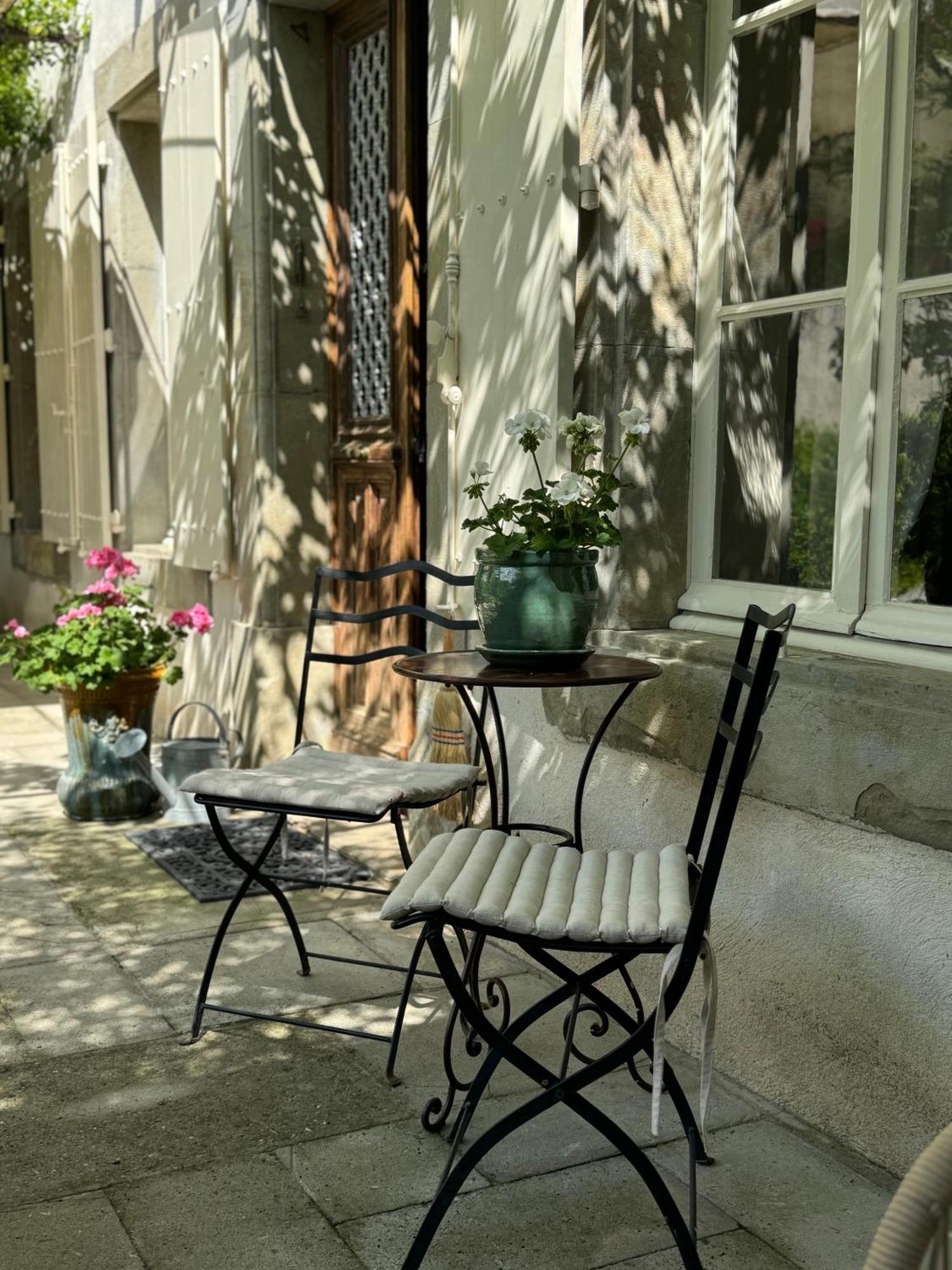 Bed and Breakfast Le Patio Des Senteurs Verzeille Exteriér fotografie