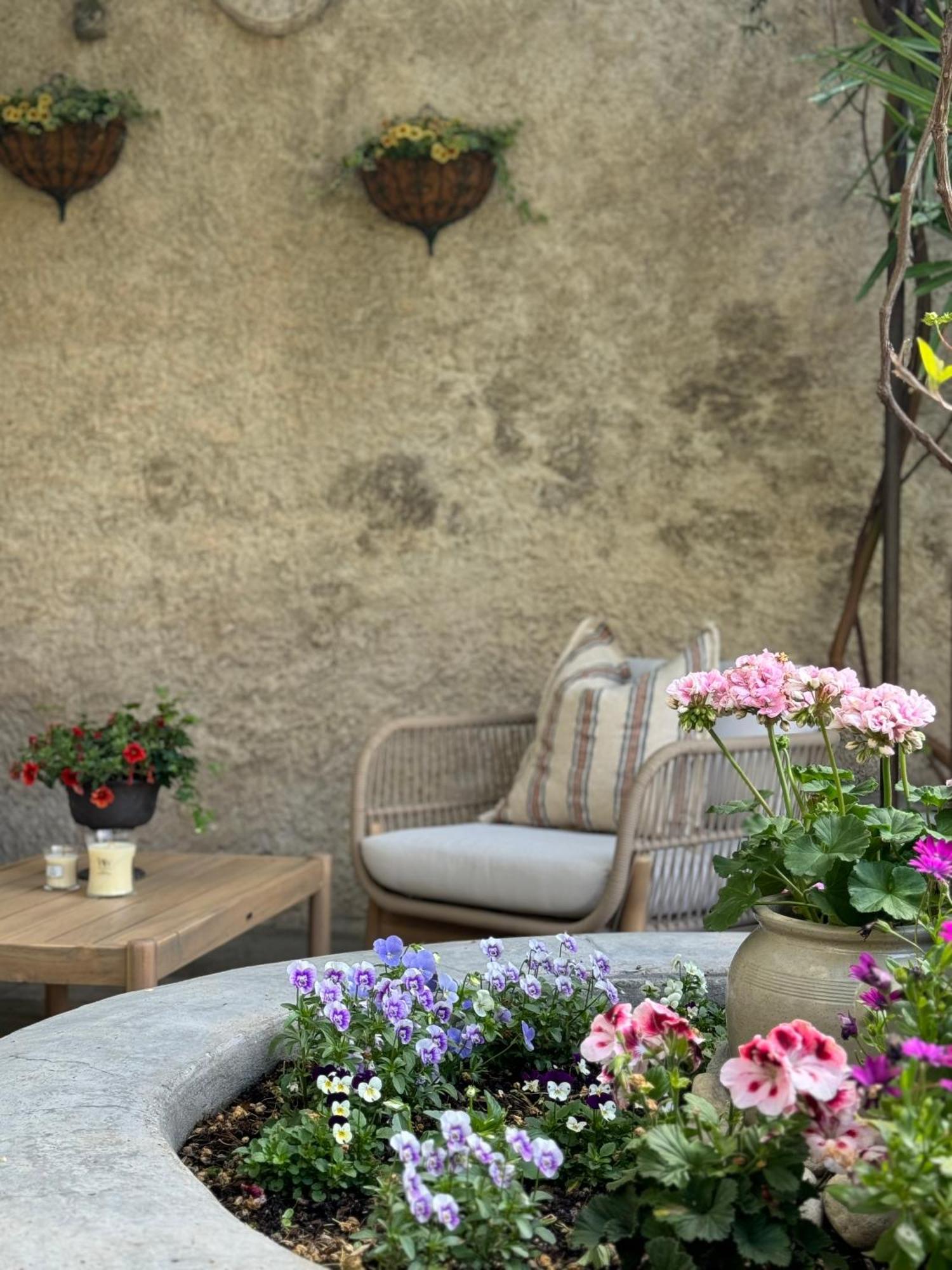 Bed and Breakfast Le Patio Des Senteurs Verzeille Exteriér fotografie