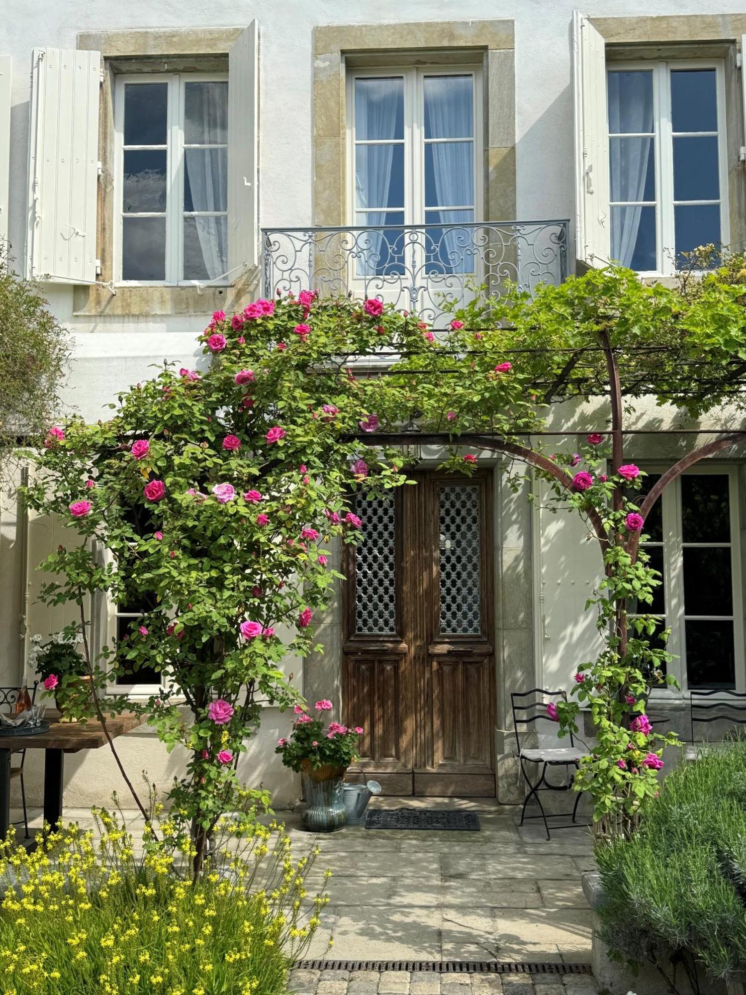 Bed and Breakfast Le Patio Des Senteurs Verzeille Exteriér fotografie